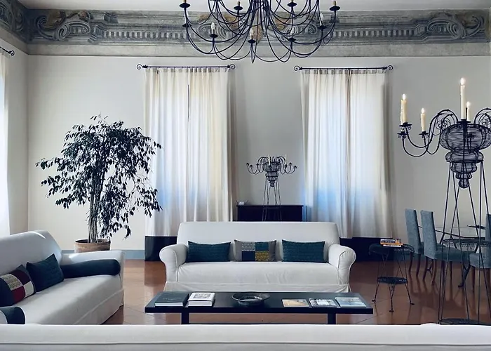 Palazzo PiccolominiAlbergo